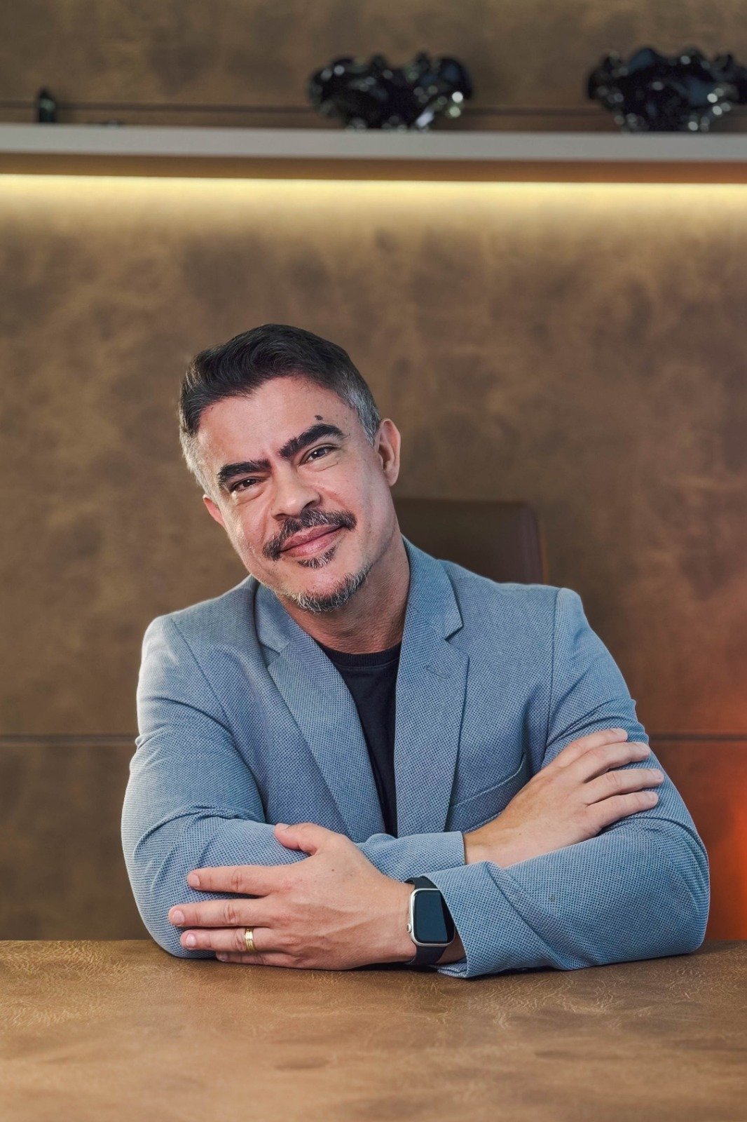 Dr. Marcelo Ribeiro sentado em seu consultório
